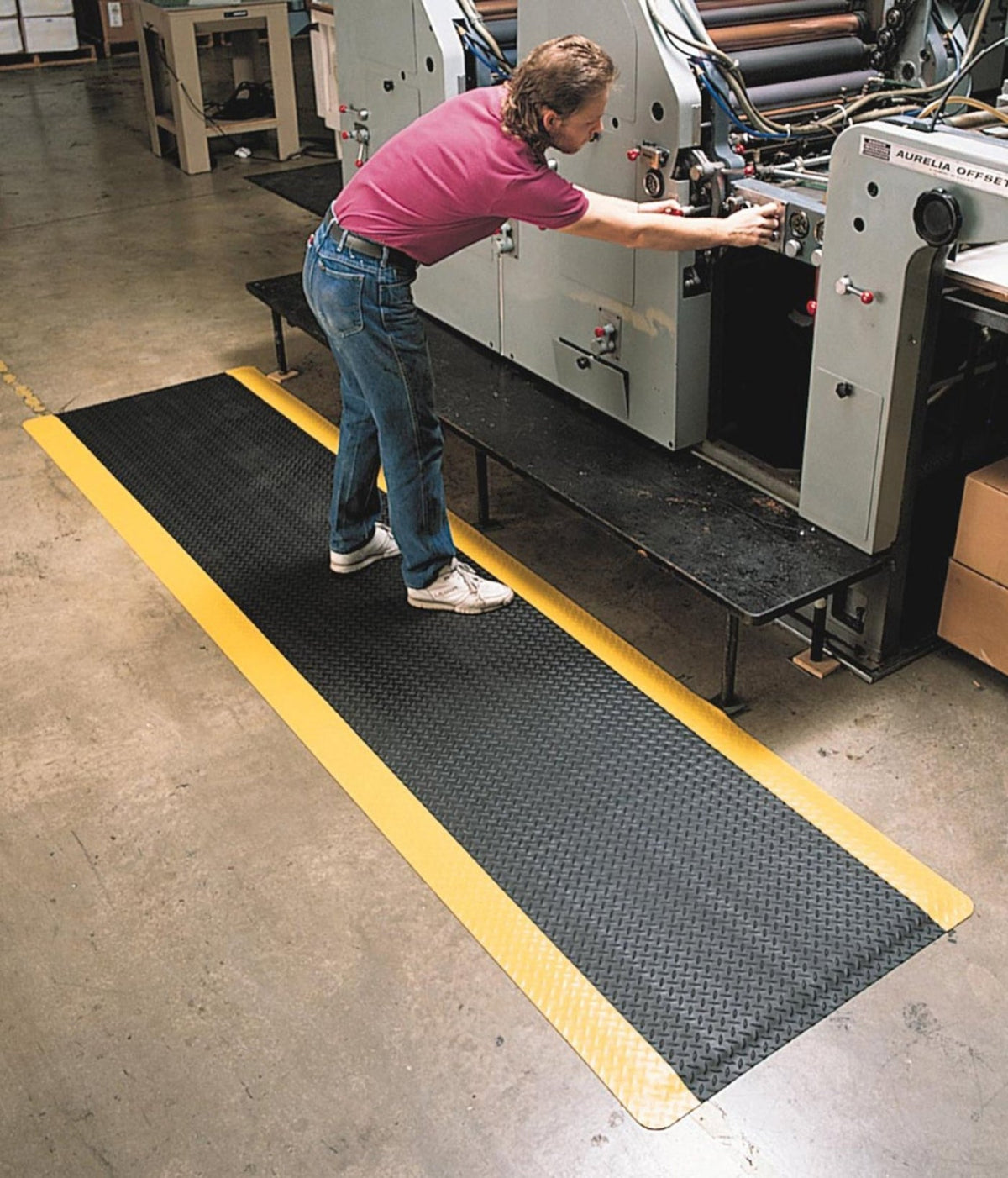 Wearwell Diamond-Plate SpongeCote UltraSoft Mat, 3' Width x 10' Length x 15/16"Thickness, Black/Yellow - 414.1516x3x10BYL